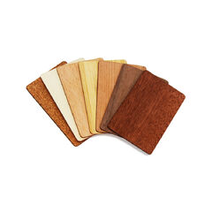 dřevěná identifikační karta